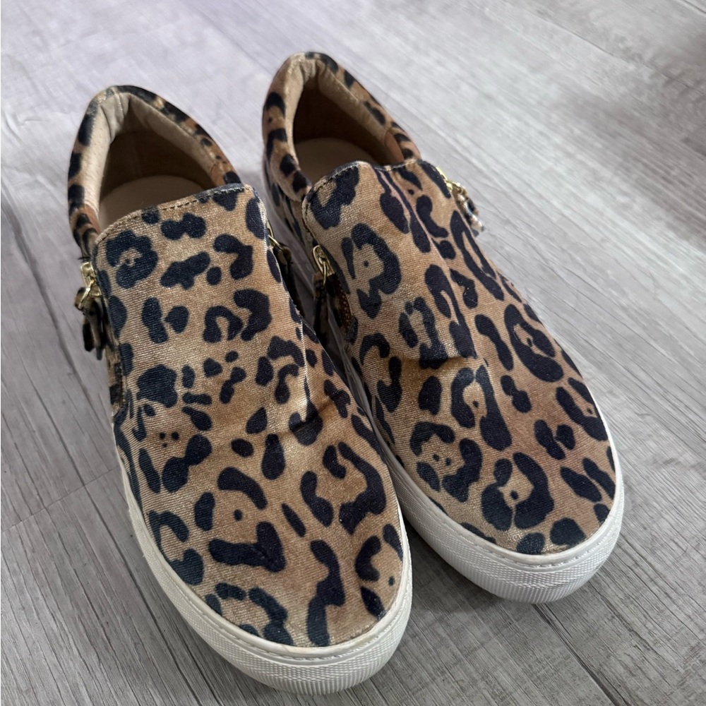 STEVE MADDEN | "GLAAMMAR" Velvet
Leopard Print Zip Sneakers